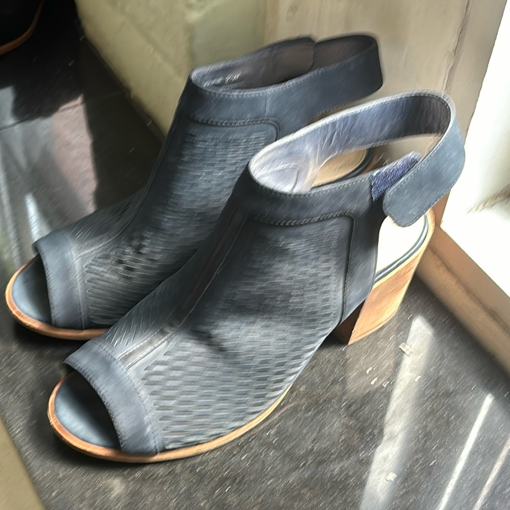 Vince Camuto navy blue peeptoe booties size 9